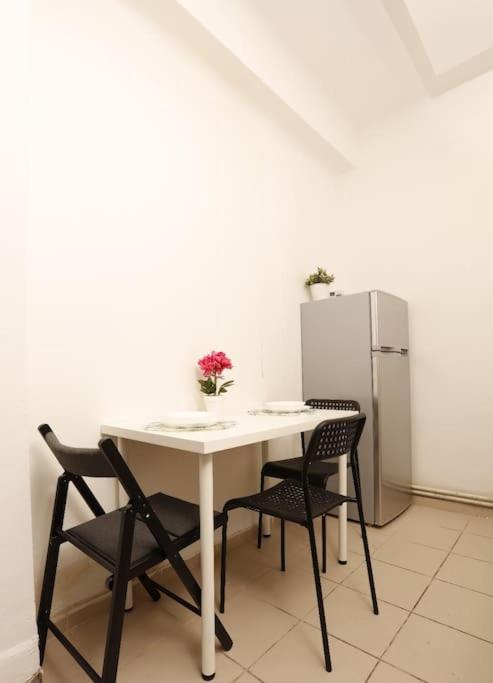 1 Bdrm Apartment In City Center Bucarest Esterno foto