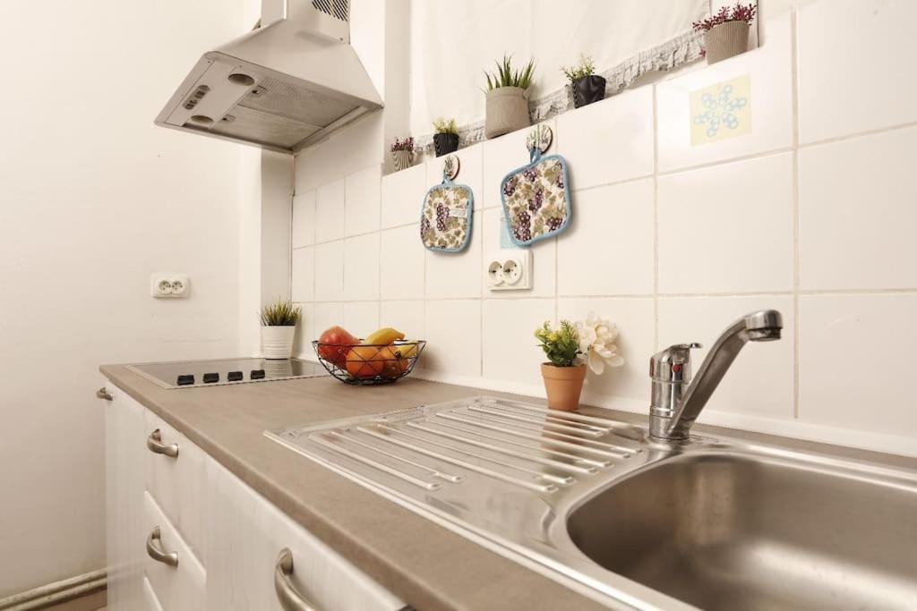 1 Bdrm Apartment In City Center Bucarest Esterno foto