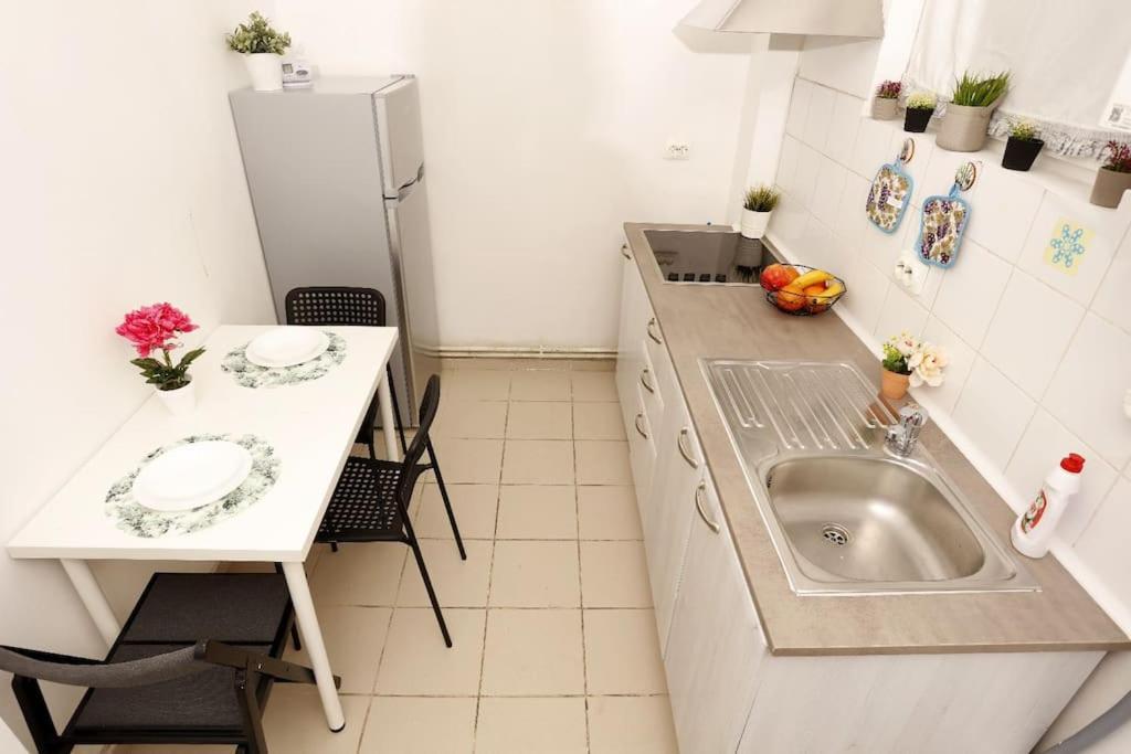 1 Bdrm Apartment In City Center Bucarest Esterno foto